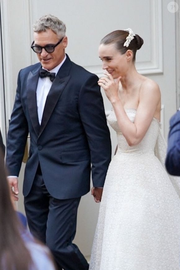 Le couple hollywoodien est sorti main dans la main de l’hôtel Carlton

Rooney Mara et Joaquin Phoenix à la sortie de l'hôtel Carlton à Cannes le 16 mai 2025. 
Backgrid USA / Bestimage