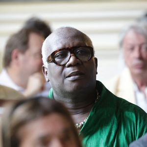 Exclusif - ⁠ Magloire - ⁠Damien Nougarède reçoit des mains de Rachida Dati les insignes de Chevalier dans l’ordre des Arts et Lettres, lors d’une cérémonie organisée dans la salle des mariages de la mairie du 7ème arrondissement à Paris le 15 juillet 2026. © Alain Guizard/Bestimage