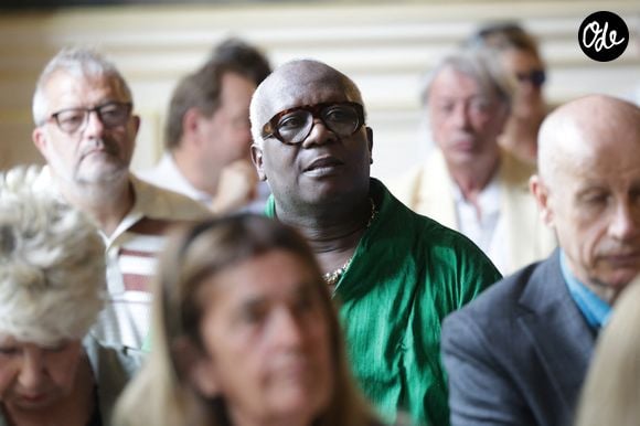 Exclusif - ⁠ Magloire - ⁠Damien Nougarède reçoit des mains de Rachida Dati les insignes de Chevalier dans l’ordre des Arts et Lettres, lors d’une cérémonie organisée dans la salle des mariages de la mairie du 7ème arrondissement à Paris le 15 juillet 2026. © Alain Guizard/Bestimage