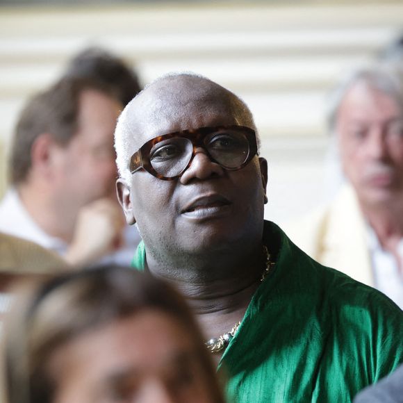 Exclusif - ⁠ Magloire - ⁠Damien Nougarède reçoit des mains de Rachida Dati les insignes de Chevalier dans l’ordre des Arts et Lettres, lors d’une cérémonie organisée dans la salle des mariages de la mairie du 7ème arrondissement à Paris le 15 juillet 2026. © Alain Guizard/Bestimage