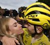 Il a célébré sa victoire avec sa fiancée Urška Žigart, cycliste professionnelle slovène de 28 ans.

Etape 21 de la 112ème édition du Tour de France, le 24 juillet 2025. PARIS CHAMPS-ELYSEES, FRANCE - JULY 27 - Pogacar Tadej (SLO) et sa compagne
Photo News/Psnewz/Bestimage