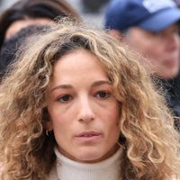 Pour dire au revoir à son père Rolland Courbis à Paris, Olivia se distingue par sa tenue