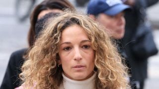 Pour dire au revoir à son père Rolland Courbis à Paris, Olivia se distingue par sa tenue