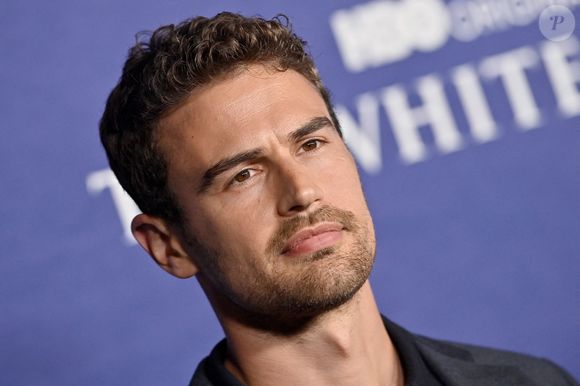 Theo James à la première du film "The White Lotus" à Los Angeles, le 20 octobre 2022.

©Bestimage