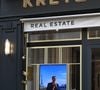 "J'ai rendu l'immobilier divertissant et c'était vraiment complètement calculé. Je me suis dit que la télé, c'était vraiment le média le plus puissant", explique-t-il.

La famille Kretz, rendue célèbre par la série L’Agence diffusée sur Netflix, inaugure sa première agence immobilière physique à Paris, dotée de six pièces au 100 rue du Bac, dans le 7ème arrondissement de Paris, France, le 2 février 2026. © Lionel Urman/Bestimage