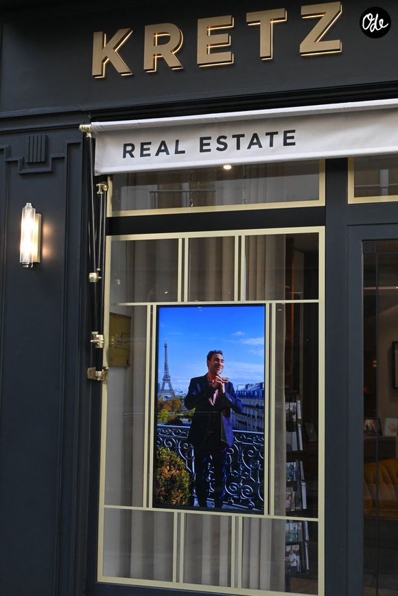 "J'ai rendu l'immobilier divertissant et c'était vraiment complètement calculé. Je me suis dit que la télé, c'était vraiment le média le plus puissant", explique-t-il.

La famille Kretz, rendue célèbre par la série L’Agence diffusée sur Netflix, inaugure sa première agence immobilière physique à Paris, dotée de six pièces au 100 rue du Bac, dans le 7ème arrondissement de Paris, France, le 2 février 2026. © Lionel Urman/Bestimage