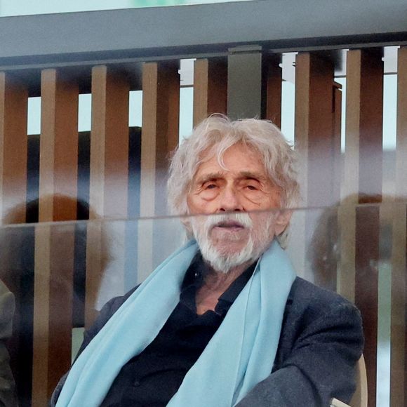 Pierre Richard réalise un film, "L'Homme qui a vu l'ours qui a vu l'homme", tourné dans ses terres audoises.

Pierre Richard en tribunes lors des Internationaux de France de Tennis de Roland Garros 2025, à Paris, France, le 6 juin 2025. © Jacovides-Moreau/Bestimage