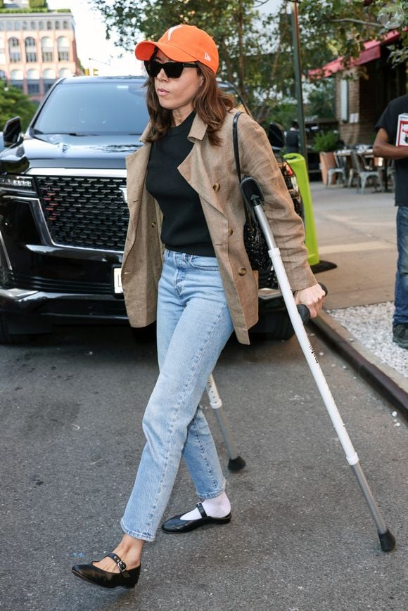 Aubrey Plaza se déplace avec des béquilles en sortant de son hôtel à New York, le 9 septembre 2024. L'actrice s'est récemment déchirée le ligament croisé antérieur avant le match des étoiles de la WNBA.