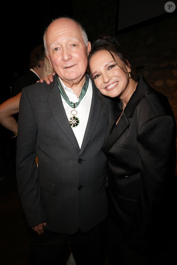 Exclusif - Claude Lemesle et Anne Sila - Claude Lemesle reçoit la cravate des arts et des lettres des mains de G. Davoust lors de son concert au Café de la Gare à l'occasion de son 80ème anniversaire à Paris le 12 octobre 2025. Claude Lemesle est l'un des plus grands auteurs de chansons françaises de tous les temps. Pas moins d'une centaine des innombrables chansons qu'il a écrites sont devenues des classiques.
© Coadic Guirec/Bestimage