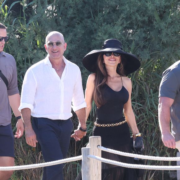 Jeff Bezos et sa femme Lauren Sanchez au Club 55 sur la plage de Pampelonne à Saint-Tropez (Ramatuelle), Côte d'Azur, France, le 22 juillet 2025. © Bestimage