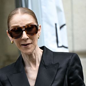 Quelques jours avant son retour sur scène, Céline Dion avec des fans devant son hôtel, le Royal Monceau, à Paris, en France, le 6 septembre 2026. © Lionel Urman/Bestimage