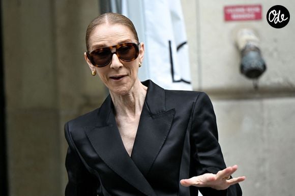 Quelques jours avant son retour sur scène, Céline Dion avec des fans devant son hôtel, le Royal Monceau, à Paris, en France, le 6 septembre 2026. © Lionel Urman/Bestimage