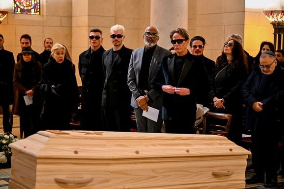 Aux côtés de Lloyd Klein, son compagnon de longue date 

Lloyd Klein - Obsèques de Jocelyne Wildenstein (femme chat) au crématorium du cimetière du Père-Lachaise à Paris, France, le 23 janvier 2025. © Pierre Perusseau/Bestimage