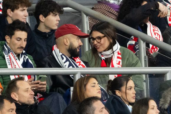 Oli (Olivio Laurentino Ordonez) et une amie au match de rugby du Tournoi des Six Nations France contre Angleterre au Stade de France à Saint-Denis le 14 mars 2026. © AGENCE / BESTIMAGE