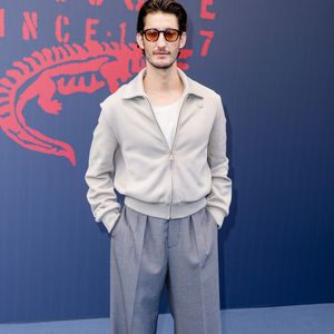 Pierre Niney au photocall du défilé Lacoste Collection Femme Prêt-à-Porter Automne/Hiver 2026-2027 lors de la Fashion Week de Paris (PFW) à Roland Garros, à Paris, France, le 8 mars 2026. © Olivier Borde/Bestimage