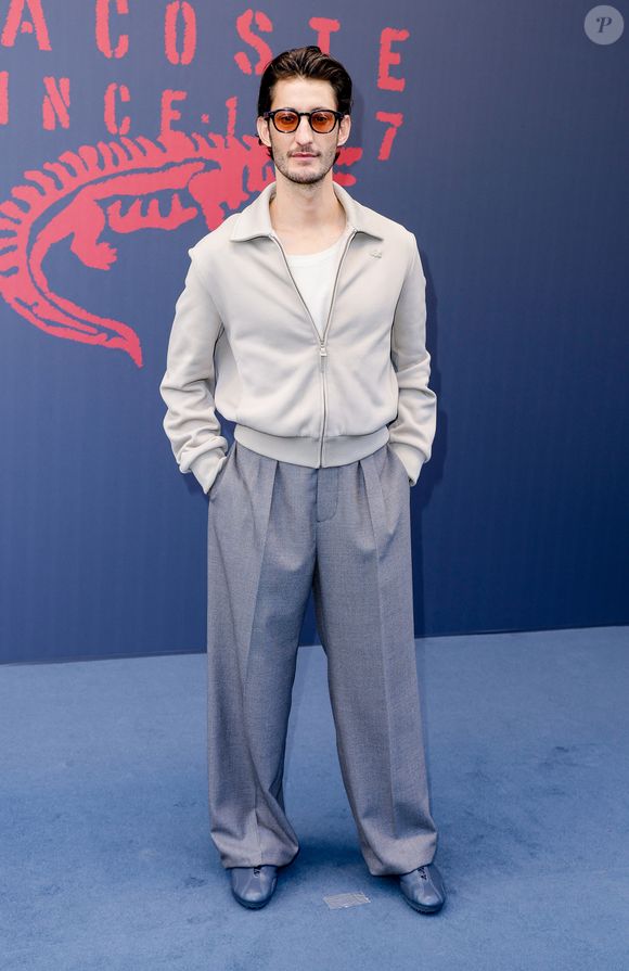 Pierre Niney au photocall du défilé Lacoste Collection Femme Prêt-à-Porter Automne/Hiver 2026-2027 lors de la Fashion Week de Paris (PFW) à Roland Garros, à Paris, France, le 8 mars 2026. © Olivier Borde/Bestimage