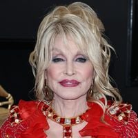 Plus de 100 millions d'albums vendus, une carrière de plus de 60 ans et I Will Always Love You... Cette légende internationale s'est éteinte
