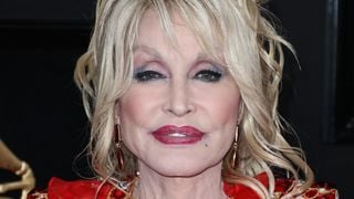 Plus de 100 millions d'albums vendus, une carrière de plus de 60 ans et I Will Always Love You... Cette légende internationale s'est éteinte