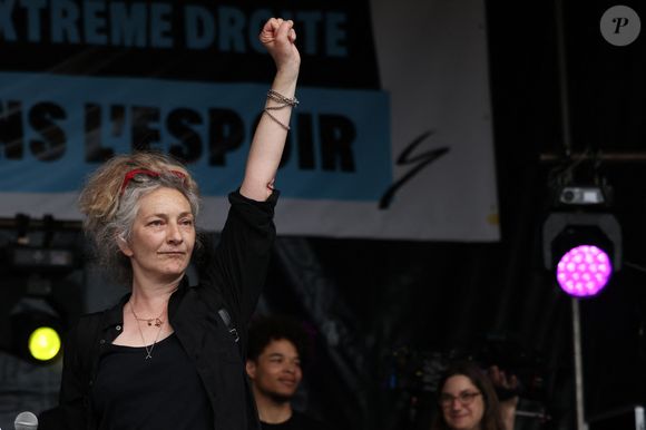 "Ce n'est pas du tout déstabilisant parce que quand Corinne improvise, ça fini toujours au bon endroit. Mais il y a parfois des fulgurances qui lui viennent et qui viennent s'ajouter à une base qui fonctionne. "

Corinne Masiero lors d'un rassemblement de protestation contre le parti d'extrême droite français, le Rassemblement national (RN), lancé à l'initiative d'organisations de médias indépendants et co-organisé par des syndicats et des associations de la société civile, place de la République, Paris, France, le 27 juin 2024. © Stéphane Lemouton / Bestimage