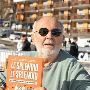 Gérard Jugnot lors de la séance de dédicace organisée pour le lancement du livre 'Le Splendid par le Splendid, Nous nous sommes tant marrés !' lors du 28ème Festival du film de comédie de l'Alpe d'Huez, France, le 14 janvier 2025. Photo par Mireille Ampilhac/ABACAPRESS.COM