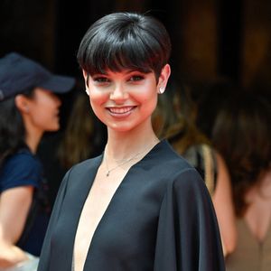 La Française a été sacrée "Miss Supra Influencer Europe".

Eve Gilles arrivant au défilé de Stéphane Rolland lors de la Semaine de la mode haute couture à Paris, en France, le 7 juillet 2026. Photo de Julien Reynaud/APS-Medias/ABACAPRESS.COM