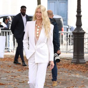 Un parterre de stars internationales s'est pressé au premier rang, dont la légendaire Claudia Schiffer.
Claudia Schiffer au défilé Chloé "Collection Femme Prêt-à-Porter Printemps/Eté 2027" lors de la Fashion Week de Paris, le 1er octobre 2026.
© Denis Guignebourg / Bestimage
