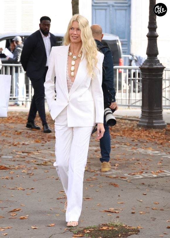 Un parterre de stars internationales s'est pressé au premier rang, dont la légendaire Claudia Schiffer.

Claudia Schiffer au défilé Chloé "Collection Femme Prêt-à-Porter Printemps/Eté 2027" lors de la Fashion Week de Paris, le 1er octobre 2026. 

© Denis Guignebourg / Bestimage