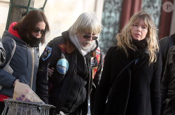 Lolita Séchan et son père le chanteur Renaud - Obsèques de Thierry Séchan frère du chanteur Renaud) au cimetière du Montparnasse à Paris le 16 janvier 2019. © Agence /Bestimage