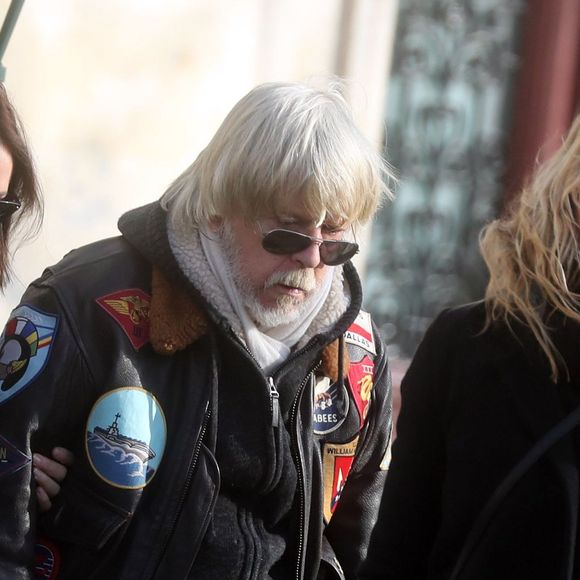 Lolita Séchan et son père le chanteur Renaud - Obsèques de Thierry Séchan frère du chanteur Renaud) au cimetière du Montparnasse à Paris le 16 janvier 2019. © Agence /Bestimage