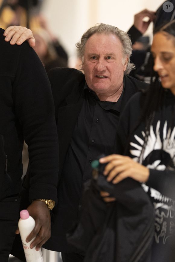 Gérard Depardieu et sa fille Roxane Depardieu à la sortie du procès de Gérard Depardieu pour agressions sexuelles sur deux femmes lors d'un tournage de film en 2021 au tribunal correctionnel de Paris, France, le 25 mars 2025. © Pierre Perusseau/Bestimage