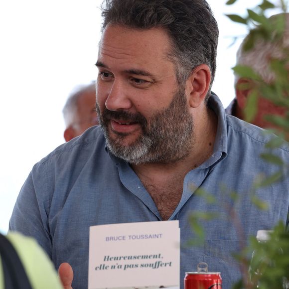 Et toute la famille accompagne Bruce Toussaint dans un projet d'écriture très important pour lui.

Exclusif - Bruce Toussaint pour la signature de son livre "Heureusement, elle n'a pas souffert" le 6 mai 2023 à Arcachon, lors du Rendez vous littéraire "La plage aux écrivains". 
© Jean-Marc Lhomer / Bestimage