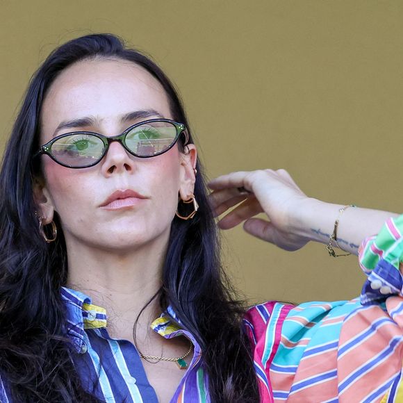 L'un des modèles de la nouvelle collection reprend le célèbre maillot à rayures noires et blanches porté par la princesse à l'époque.

Pauline Ducruet lors du match de football caritatif au stade Louis II de Monaco opposant les Barbagiuans aux pilotes de l'équipe Nazionale Piloti dans le cadre de la "Racing Stars Football Cup" le 3 juin 2026.

© Albuquerque/Bestimage