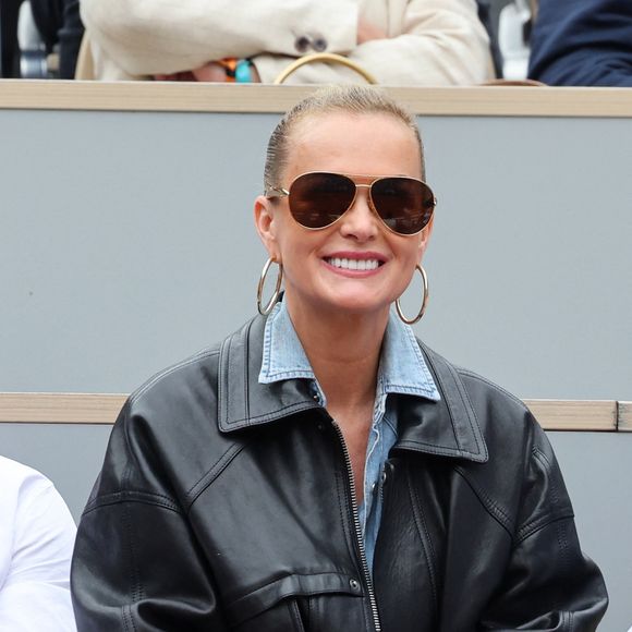 Laeticia Hallyday dans les tribunes lors des Internationaux de France de Tennis de Roland Garros 2025. Paris, le 26 mai 2025. © Jacovides-Moreau/Bestimage