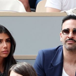 Adil Rami et sa compagne Louana Franco dans les tribunes lors des Internationaux de France de Tennis de Roland Garros 2025. Paris, le 1er Juin 2025. © Dominique Jacovides/Bestimage