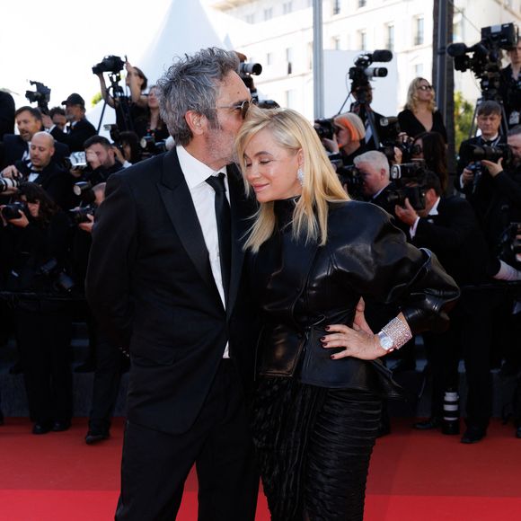 Frédéric Chaudière et sa femme Emmanuelle Béart - Montée des marches du film " Garance " lors du 79ème Festival International du Film de Cannes, le 17 mai 2026. © Jacovides-Moreau / Bestimage