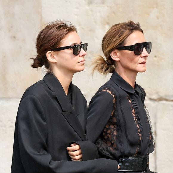 Elle revient aussi sur son adolescence, qu’elle décrit comme une période de rébellion et de colère.

Clotilde Courau et sa fille Vittoria de Savoie - Arrivées aux obsèques de Mathilde Favier en l'église Saint-Sulpice à Paris le 31 aout 2026. © Dominique Jacovides-Cyril Moreau/Bestimage