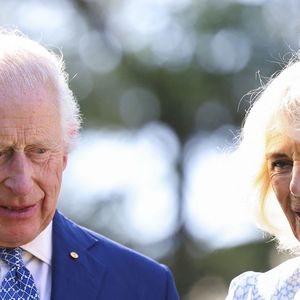 Le roi Charles III et la reine Camilla lors de la cérémonie de plantation de deux eucalyptus dans le jardin de Government House à Canberra, le deuxième jour de la visite royale en Australie et aux Samoa. Lundi 21 octobre 2024. Photo par Toby Mellville/PA Wire/ABACAPRESS.COM