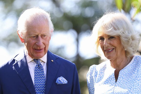 Le roi Charles III et la reine Camilla lors de la cérémonie de plantation de deux eucalyptus dans le jardin de Government House à Canberra, le deuxième jour de la visite royale en Australie et aux Samoa. Lundi 21 octobre 2024. Photo par Toby Mellville/PA Wire/ABACAPRESS.COM