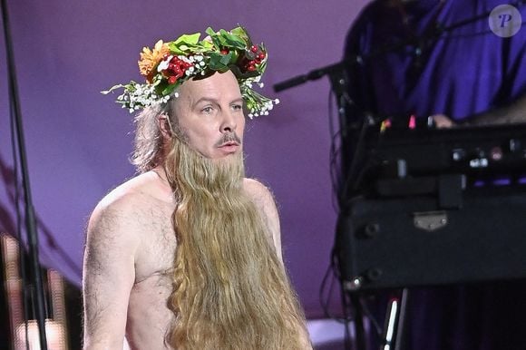 Une performance où l'artiste est apparu complètement nu qui n'est pas sans rappeler sa prestation à la cérémonie d'ouverture des JO de Paris 2024. 

Philippe Katerine se produit lors de la 41e cérémonie des Victoires de la Musique à La Seine Musicale le 13 février 2026 à Boulogne-Billancourt, France. Photo de Franck Castel /ABACAPRESS.COM