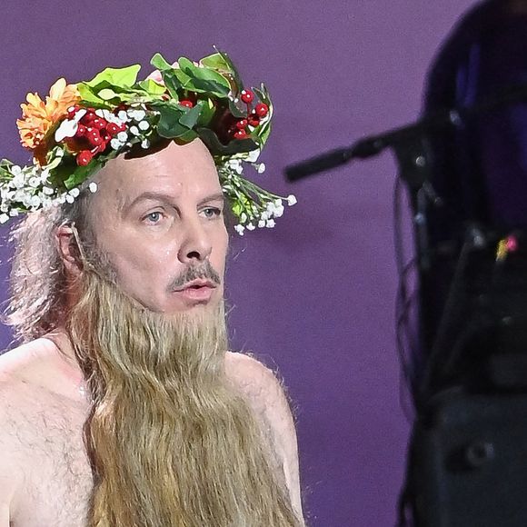 Une performance où l'artiste est apparu complètement nu qui n'est pas sans rappeler sa prestation à la cérémonie d'ouverture des JO de Paris 2024. 

Philippe Katerine se produit lors de la 41e cérémonie des Victoires de la Musique à La Seine Musicale le 13 février 2026 à Boulogne-Billancourt, France. Photo de Franck Castel /ABACAPRESS.COM