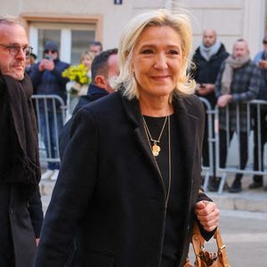 Marine Le Pen - Arrivées aux obsèques de Brigitte Bardot en l'église Paroissiale Notre-Dame-de-l'Assomption de Saint-Tropez, France, le 7 janvier 2026. Brigitte Bardot, figure emblématique du cinéma français et icône internationale, est décédée le 28 décembre 2025 à l'âge de 91 ans dans sa mythique propriété de La Madrague, à Saint-Tropez (France). Révélée au monde entier par son rôle dans "Et Dieu... créa la femme", elle avait contribué à faire de Saint-Tropez un lieu mondialement connu. L'actrice sera inhumée le 7 janvier 2026 au cimetière marin de Saint-Tropez, aux côtés de son père Louis Bardot (1896-1975) et de sa mère Anne-Marie Mucel (1912-1978). Une cérémonie religieuse se tiendra auparavant dans l'église de Saint-Tropez, où proches, personnalités et anonymes pourront lui rendre un dernier hommage. © Jacovides-Moreau/Bestimage