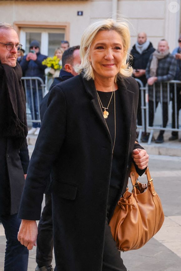 Marine Le Pen - Arrivées aux obsèques de Brigitte Bardot en l'église Paroissiale Notre-Dame-de-l'Assomption de Saint-Tropez, France, le 7 janvier 2026. Brigitte Bardot, figure emblématique du cinéma français et icône internationale, est décédée le 28 décembre 2025 à l'âge de 91 ans dans sa mythique propriété de La Madrague, à Saint-Tropez (France). Révélée au monde entier par son rôle dans "Et Dieu... créa la femme", elle avait contribué à faire de Saint-Tropez un lieu mondialement connu. L'actrice sera inhumée le 7 janvier 2026 au cimetière marin de Saint-Tropez, aux côtés de son père Louis Bardot (1896-1975) et de sa mère Anne-Marie Mucel (1912-1978). Une cérémonie religieuse se tiendra auparavant dans l'église de Saint-Tropez, où proches, personnalités et anonymes pourront lui rendre un dernier hommage. © Jacovides-Moreau/Bestimage