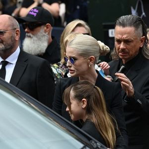 La famille d'Ozzy Osbourne à ses obsèques célébrées à Birmingham le 30 juillet 2025. © Backgrid UK/ Bestimage