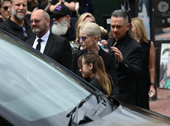 La famille d'Ozzy Osbourne à ses obsèques célébrées à Birmingham le 30 juillet 2025. © Backgrid UK/ Bestimage