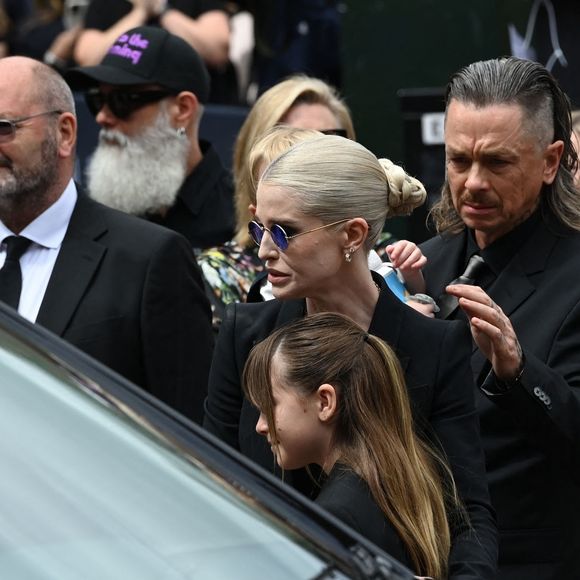 La famille d'Ozzy Osbourne à ses obsèques célébrées à Birmingham le 30 juillet 2025. © Backgrid UK/ Bestimage