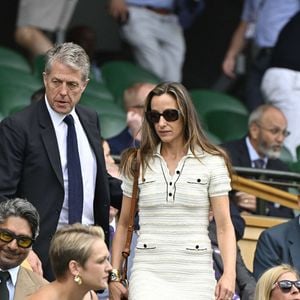 Cette région a aussi séduit Hugh Grant, qui possède une maison de vacances à Eygalières depuis 2016.

Hugh Grant et sa femme Anna Eberstein, assis derrière la reine consort d'Angleterre, assistent au tournoi de tennis de Wimbledon à Londres, le 9 juillet 2025. © Chryslene Caillaud / PsnewZ / Bestimage