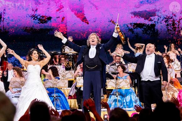 Depuis plus de 50, il partage sa vie avec Marjorie Kochmann, professeure de langues.
André Rieu et l'orchestre Johann Strauss en concert à Erfurt, le 5 juin 2024. Action Press / Bestimage