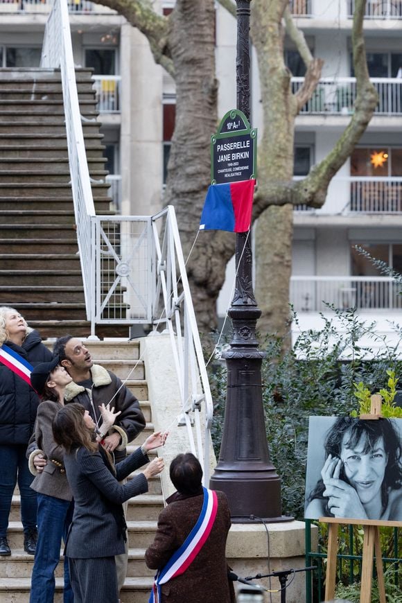 Roman de Kermadec, Charlotte Gainsbourg , Lou Doillon - Inauguration de la passerelle Jane Birkin devant les 41-43 quai de Valmy à Paris le 13 décembre 2025. © Cyril Moreau / Bestimage