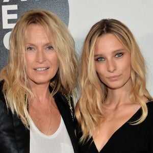 Estelle Lefébure et sa fille Ilona Smet au photocall de la 10ème édition du "Etam Live Show" (Etam Lingerie) lors de la Fashion Week à l'école nationale supérieure des beaux-arts à Paris, France, le 26 septembre 2017. Photo par CVS-Veeren/Bestimage
