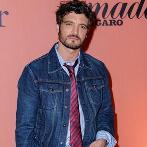 Très présents, ses parents suivent attentivement chacun de ses projets artistiques.

Niels Schneider - Dîner "Dior x Madame Figaro" sur la terrasse d'Albane lors du 79ème Festival International du Film de Cannes. Le 16 mai 2026
© Olivier Borde / Bestimage